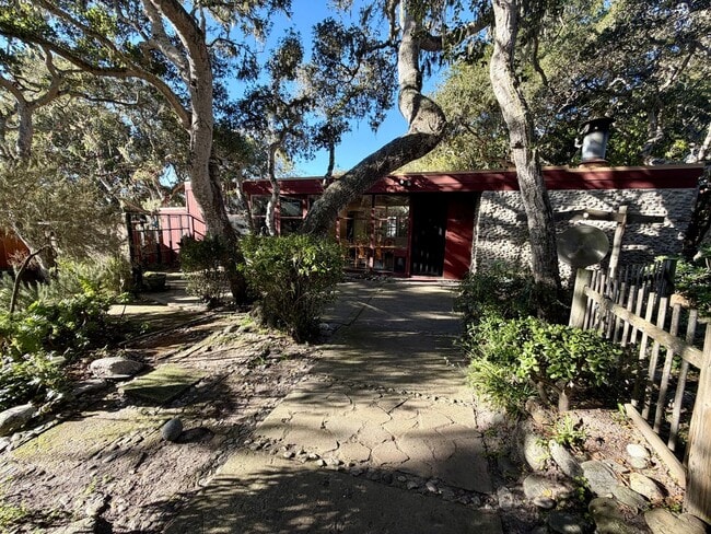 Building Photo - Unique 2 bedroom 2 bath home in Pacific Grove!