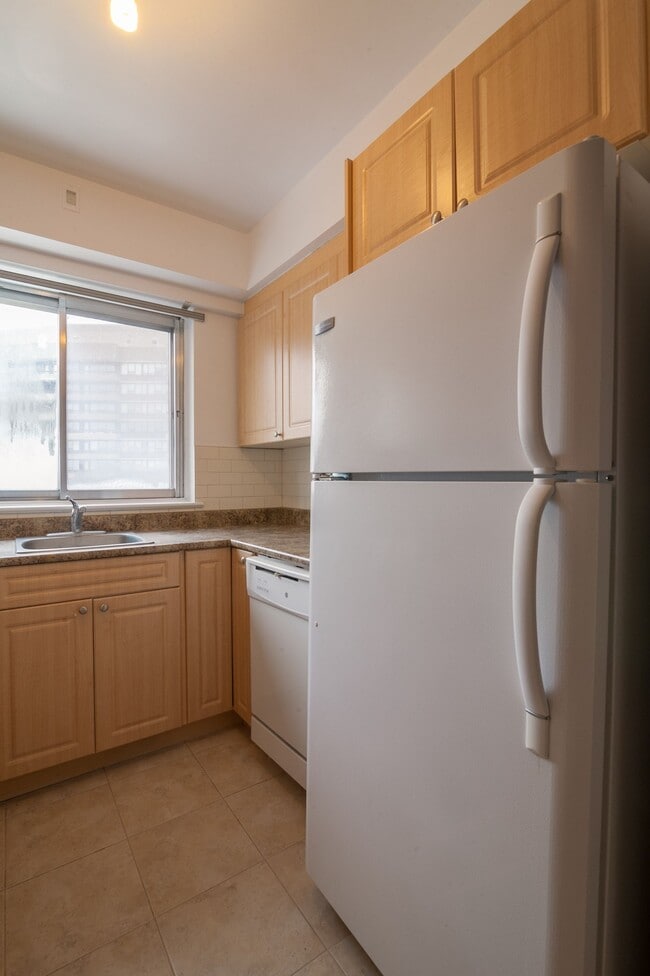 Building Photo - 3555 Chem. de la Côte-des-Neiges