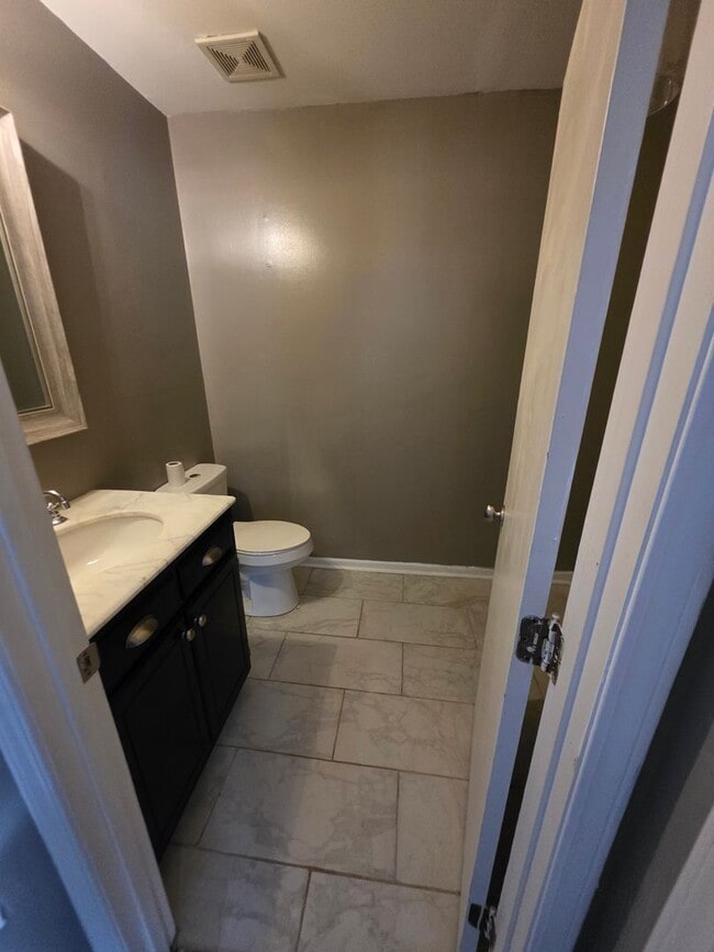 Building Photo - 2220 Woodridge Ln