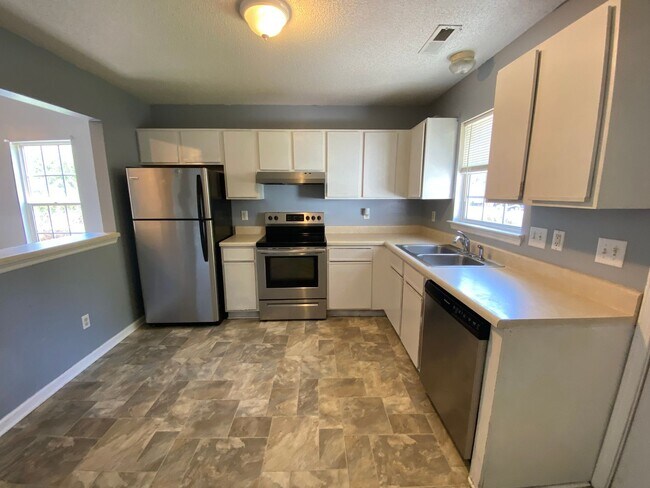 Foto del edificio - Affordable Duplex Off Of Piney Green