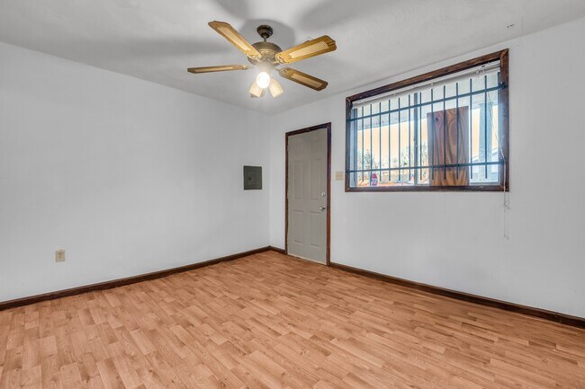 Building Photo - 523 18th St N