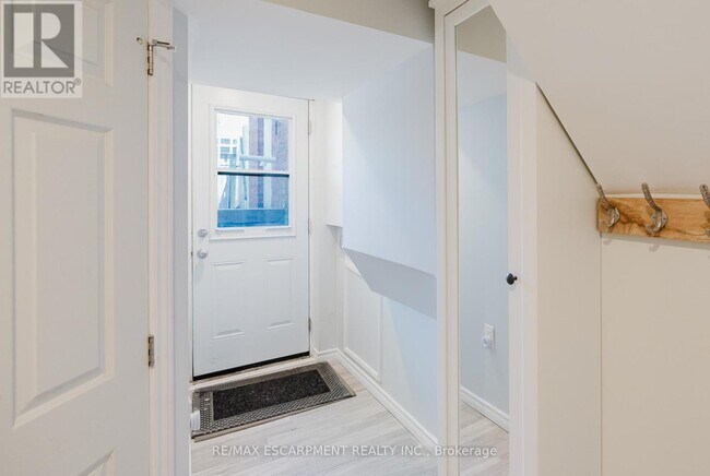 Photo du bâtiment - 2127 Parkway Dr