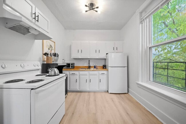 Building Photo - 242 Mccormick Pl