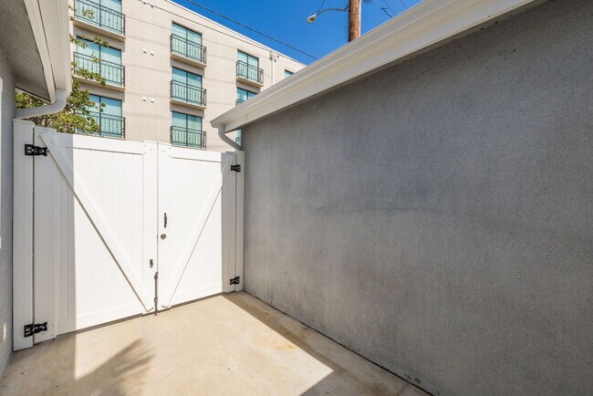 Building Photo - 1205 E Acacia Ave