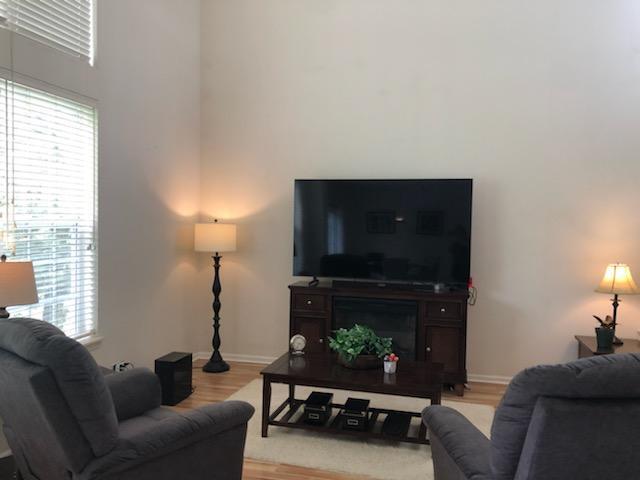 Foto del edificio - 347 Emerald Ln