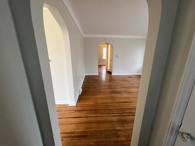 Foto del edificio - 3426 Bellevue Rd
