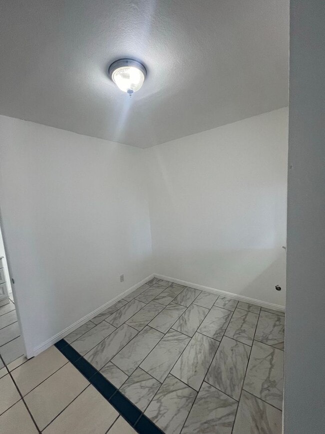 Building Photo - Cozy 3 Bedroom !
