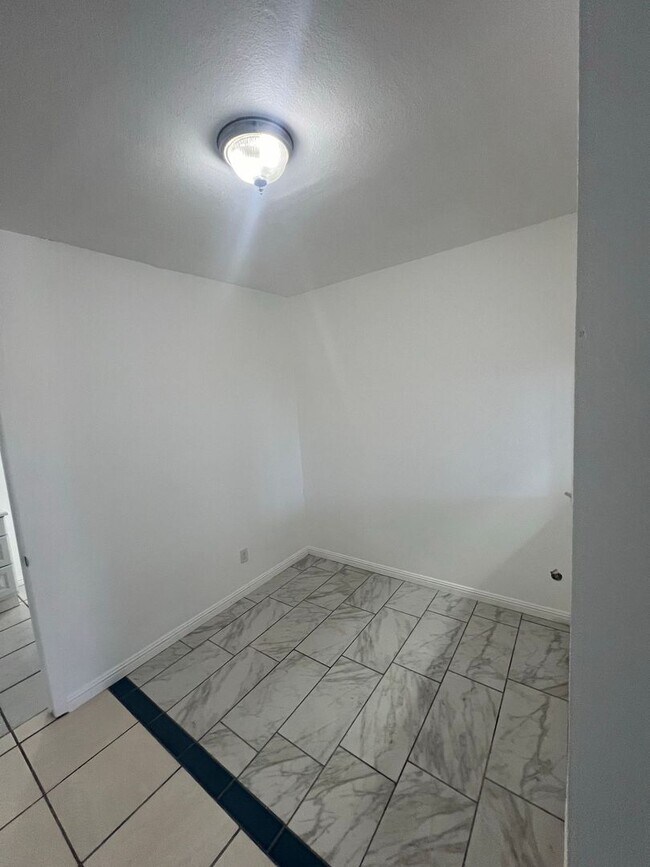 Foto del edificio - Cozy 3-Bedroom Duplex Across from the Park!
