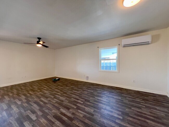 Foto del edificio - Two Bedroom Available Now Near Levelland City Park