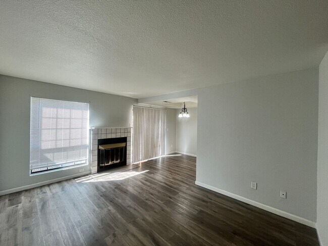 Building Photo - 2 Bed 2.5 Bath Townhome Available Now!! Sa...