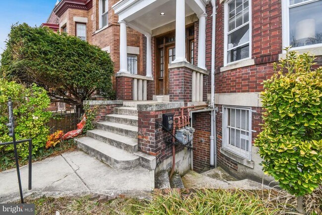 Foto del edificio - 1118 Girard St NW