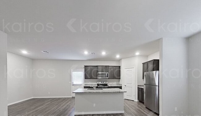 Building Photo - 805 St James Pl