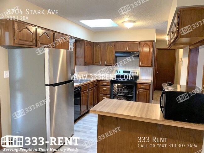 Building Photo - HUGE House in Raytown For You and Your Fam...