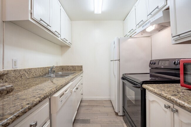 Foto del edificio - 1 Bedroom / 1 Bathroom Rear Condo Unit