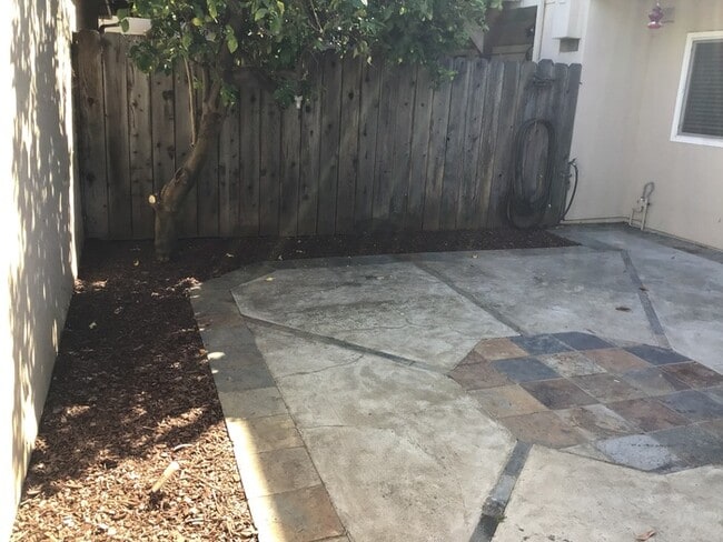 Building Photo - Beautiful Townhouse Freshly Painted New Ca...