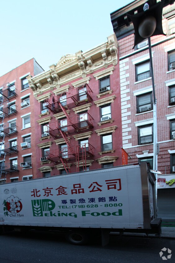 Building Photo - 67 Mott St