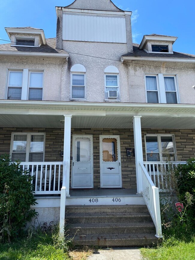 Building Photo - 406-408 Railroad Ave