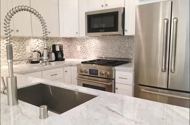 Building Photo - 9005 Cynthia St