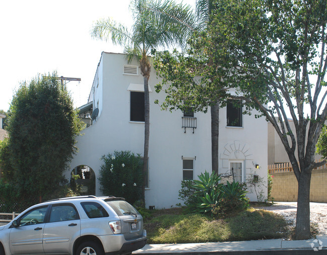 Building Photo - 921 West Knoll Apartments