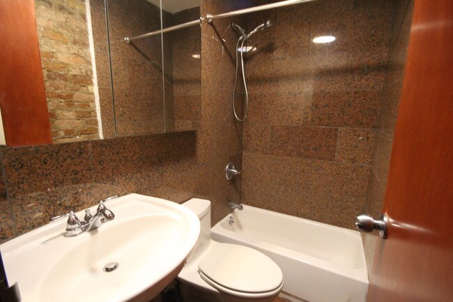 Foto del edificio - 273 E 10th St