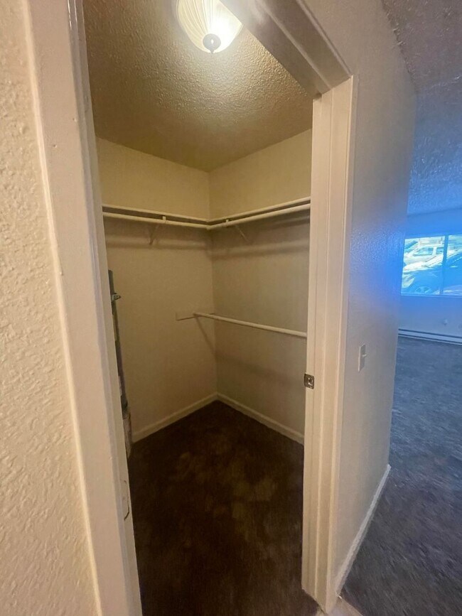 Building Photo - READY NOW! 2 bed / 2 Bath near UNR!