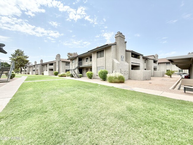 Building Photo - 533 W Guadalupe Rd