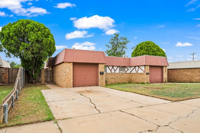 Building Photo - Updated 2 Bedroom Duplex, Minutes from Sch...