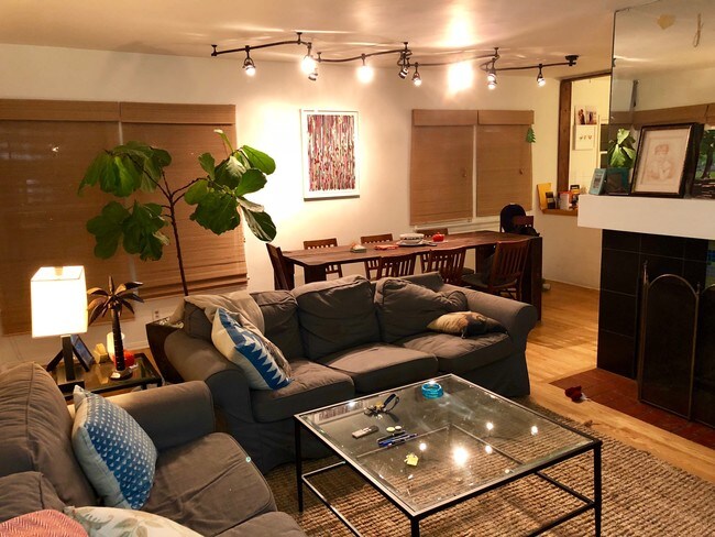 Sala de estar con chimenea - 1532 Yale St