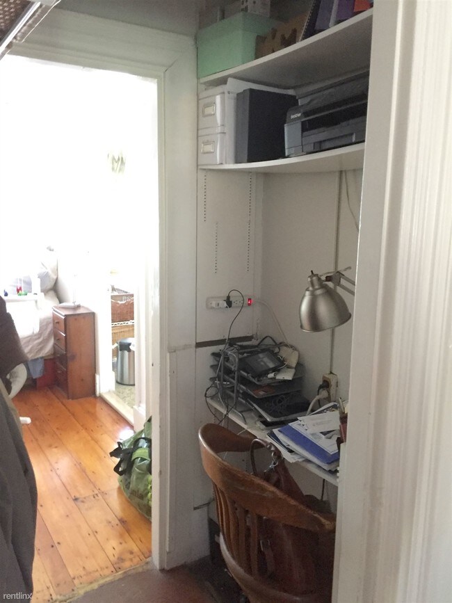 Building Photo - 1 br, 1 bath Townhome - 151 West Newton St