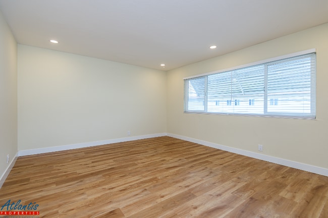 Building Photo - 642 Blythe Ct