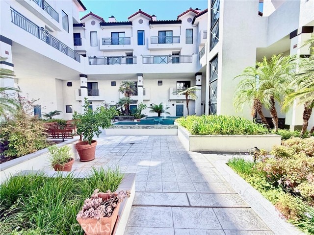 Building Photo - 111 S Oak Knoll Ave