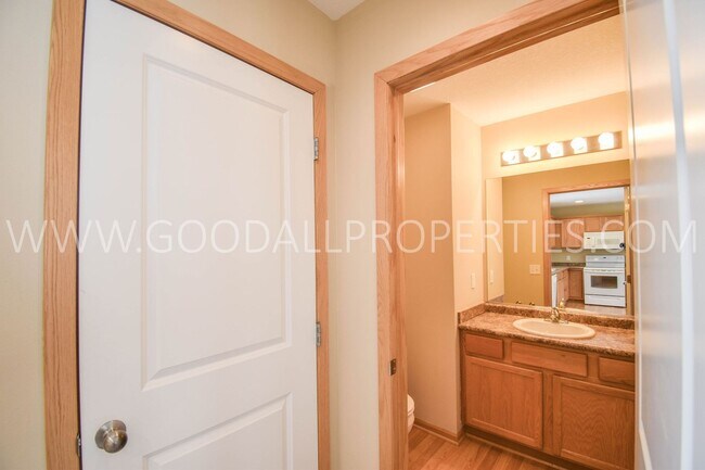 Foto del edificio - FALL SPECIAL!! Reduced $225 to $1495 !!! 2...