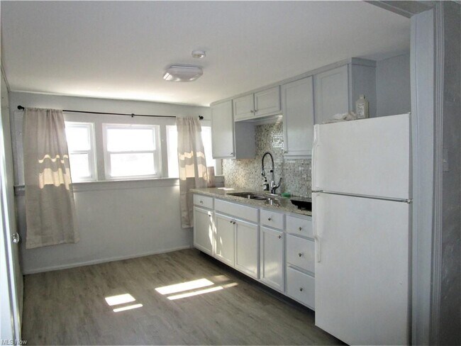 Foto del edificio - 3227 E Overlook Rd