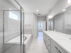 Building Photo - 1250 N Post Oak Rd