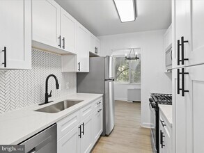 Building Photo - 301 N Beauregard St