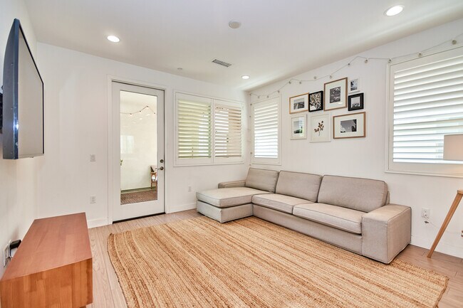 Foto del edificio - 9914 Artesia Blvd