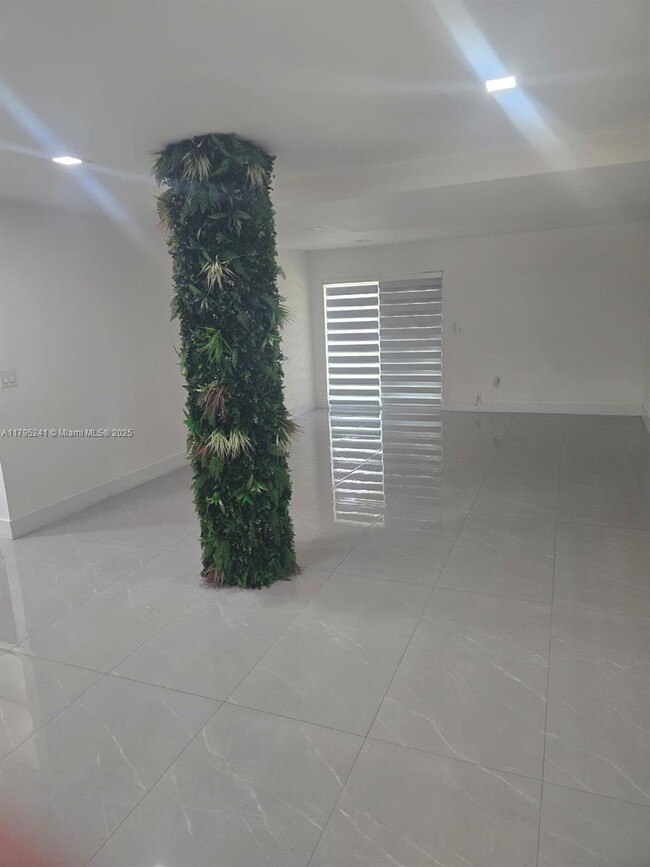 Foto del edificio - 9373 Fontainebleau Blvd