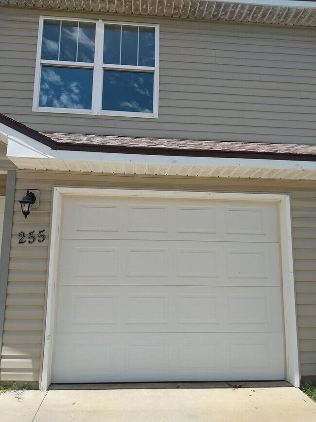 Foto del edificio - Gorgeous 3 Bedroom 2 Bath Townhome