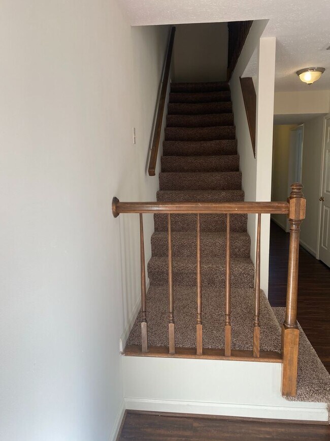 Building Photo - 3 Bed 2.5 Bath townhouse 5 minutes from Old Forest Rd.