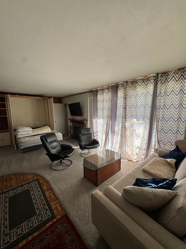 Building Photo - Hidden Valley