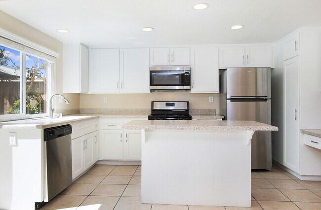 Foto del edificio - Live by the Lakeside -  Upgraded Spacious TOWNHOME in Lakeside Park