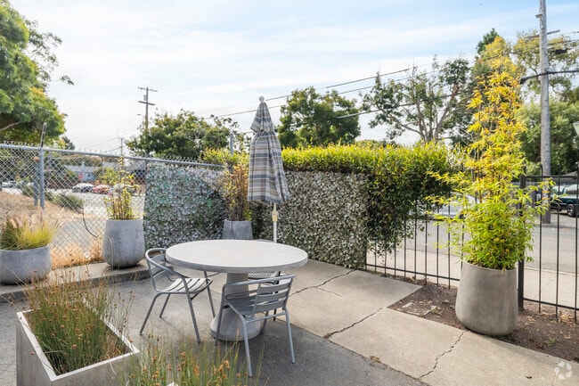 Outdoor Recreation Space - 2249 Bonar St