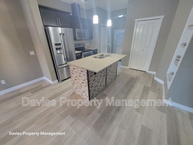 Photo du bâtiment - 8209-8217 217 St NW