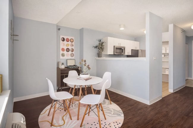 Photo - 449 E Ohio St Apartment