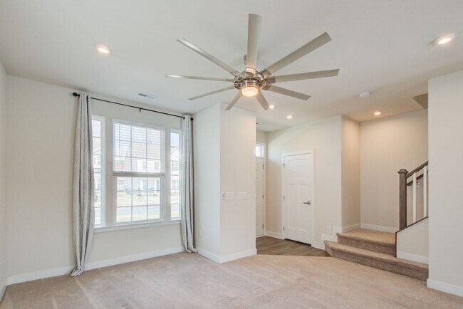 Foto del edificio - Like New End Unit Townhome, 3 Bed 2.5 Bath