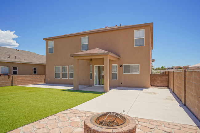 Foto del edificio - 6451 Shiprock Ct NE