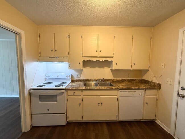Building Photo - 2 Bedroom 1 Bath Duplex off Creighton Rd!