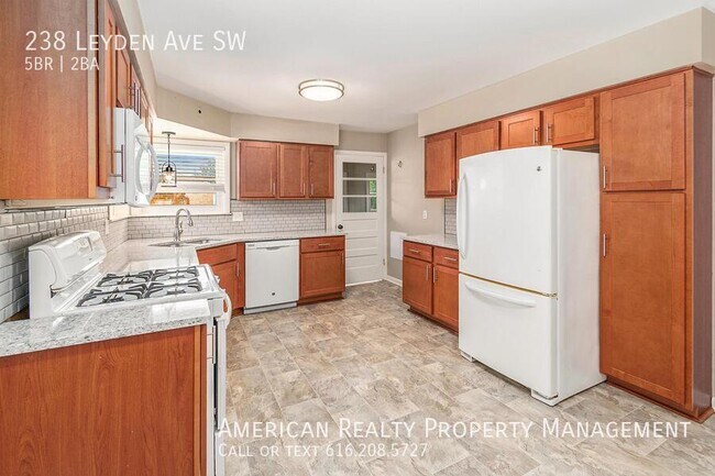 Foto del edificio - 238 Leyden Ave SW