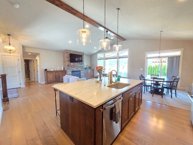 Foto del edificio - $4,800 - 5 Bed / 3 Bath Custom Built Home w/ Private Sport Court & Golf Green