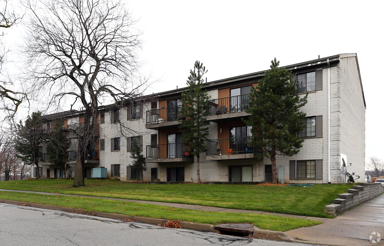 Primary Photo - Silverwood Apartments